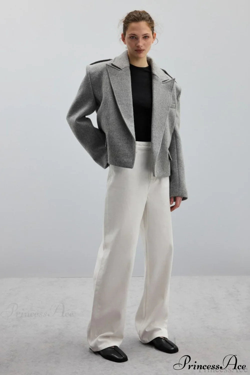 Sophisticated Peak Lapel Wool Blazer for Effortless Style