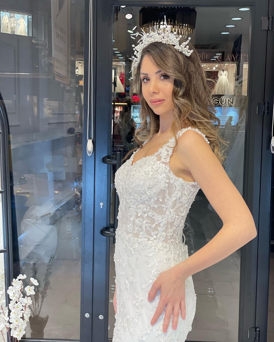 Sexy Floor-Length Sweetheart Straps Sleeveless Mermaid Lace Wedding Dress with Court Train - Fashionpara