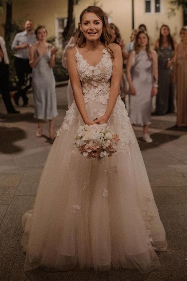 Sleeveless V-Neck Beach Wedding Dress With Appliques - Fashionpara