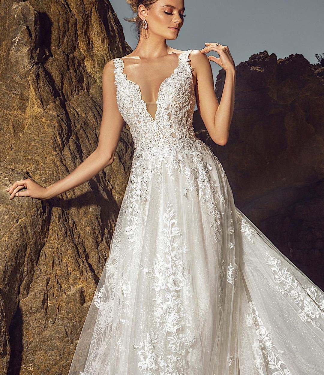 Sleeveless V-Neck Wedding Dress Lace Open Back - Fashionpara