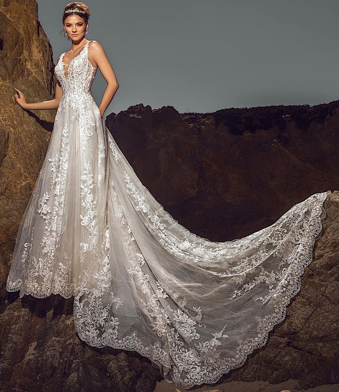 Sleeveless V-Neck Wedding Dress Lace Open Back - Fashionpara