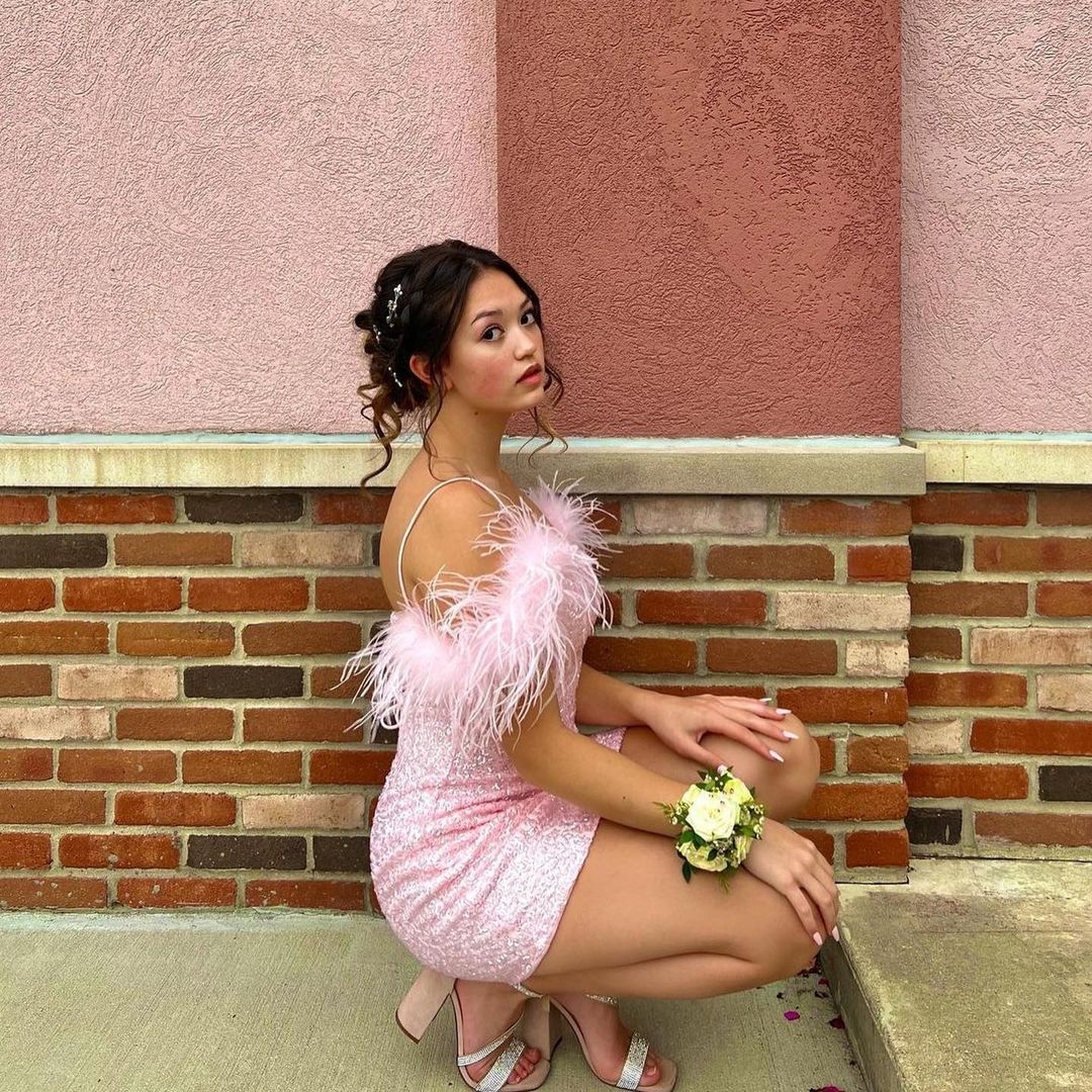 Sparkly Bodycon Scoop Neck Light Pink Sequined Short Homecoming Dress with Feather Trim - Fashionpara