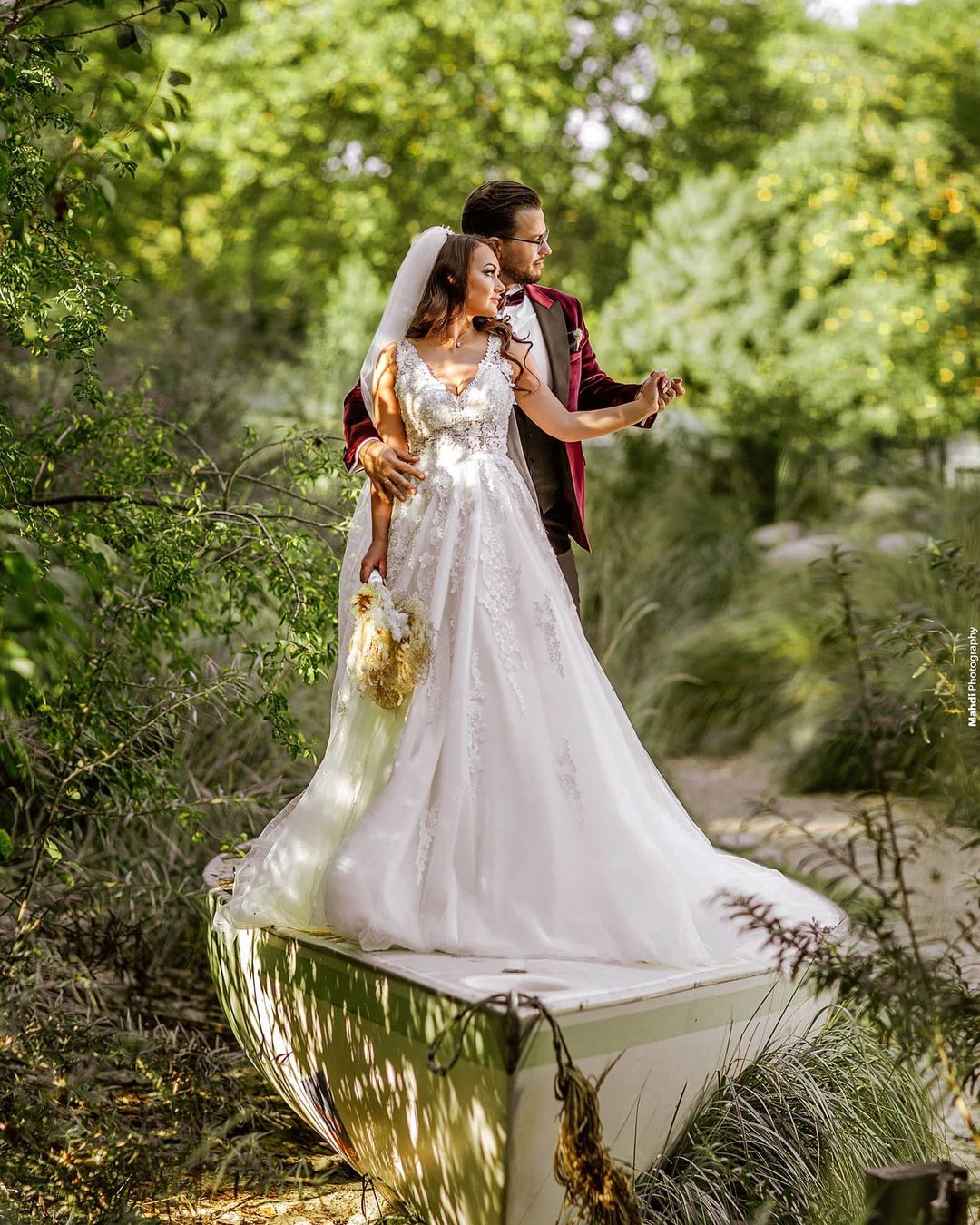 Stunning V-Neck Sleeveless Wedding Dress Tulle Long Bridal Gown - Fashionpara