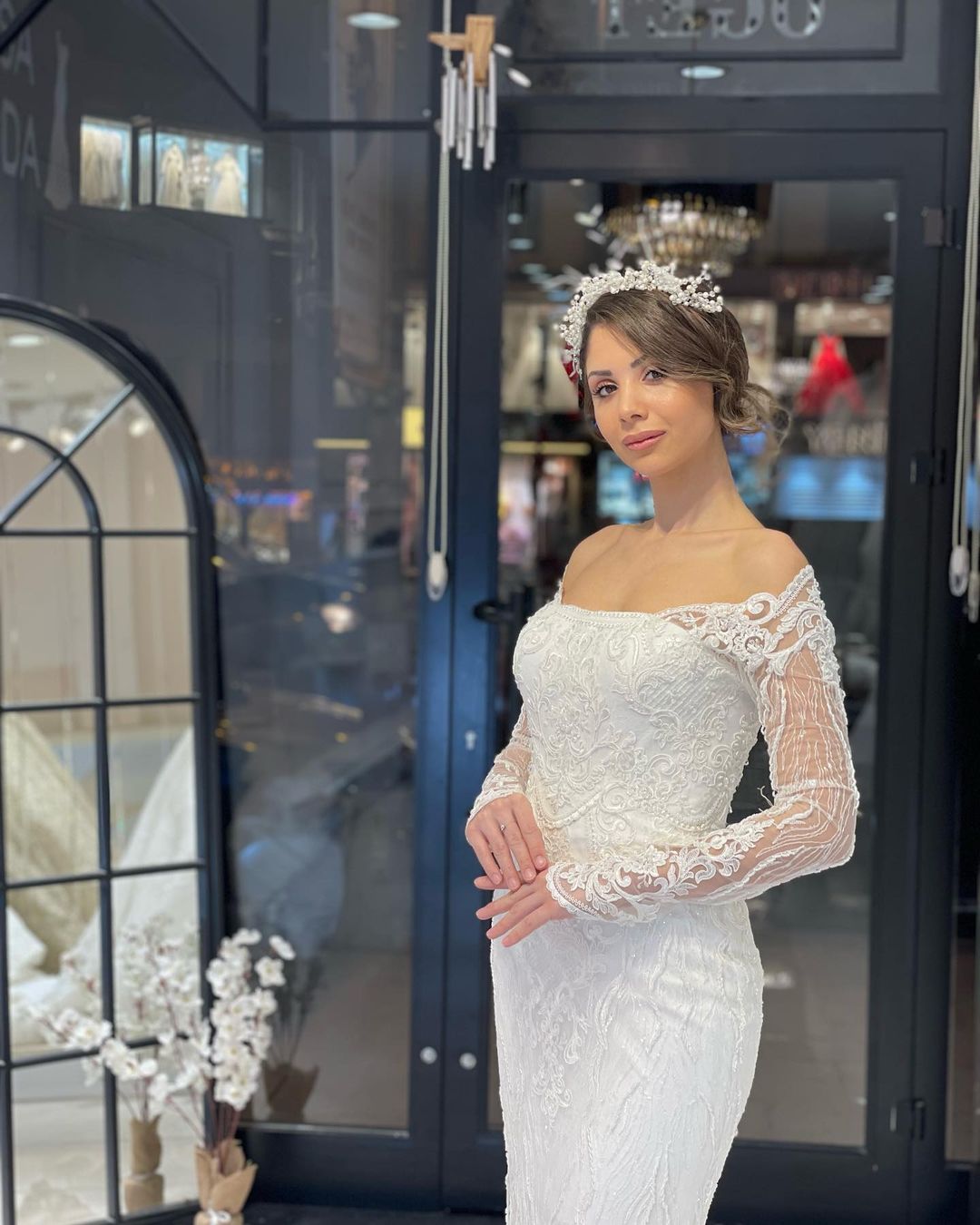 Trendy Floor-Length Long Sleeves Mermaid Lace Wedding Dress - Fashionpara