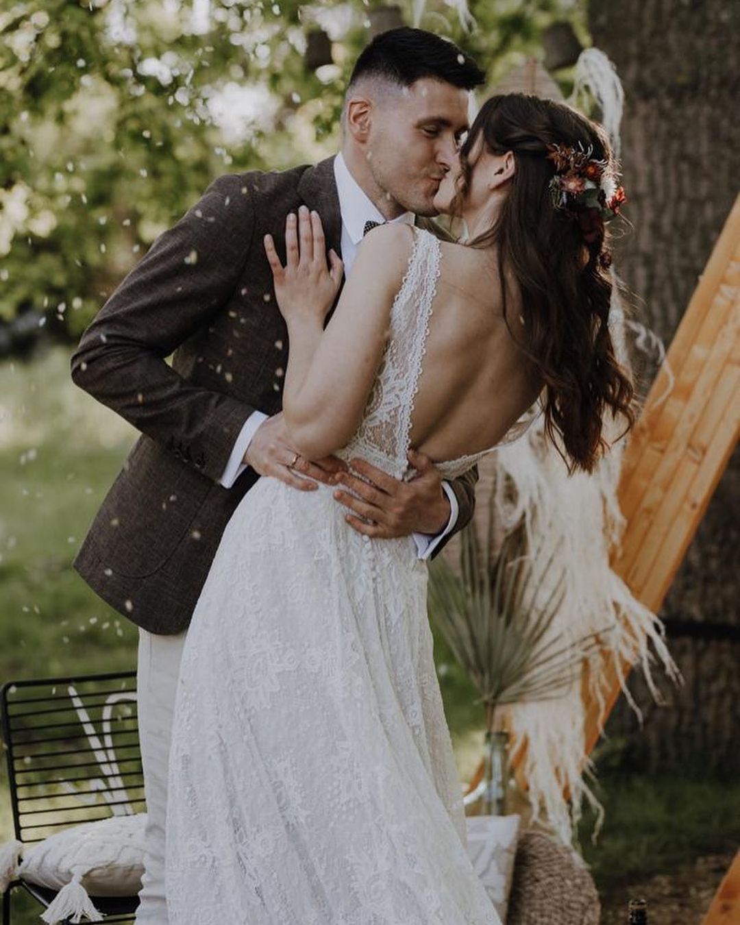 V-Neck Sleeveless Lace Wedding Dress Open Back Beach Bridal Wear - Fashionpara
