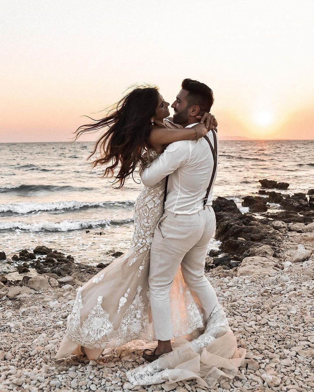 V-Neck Sleeveless Mermaid Wedding Dress With Appliques Bridal Gown - Fashionpara