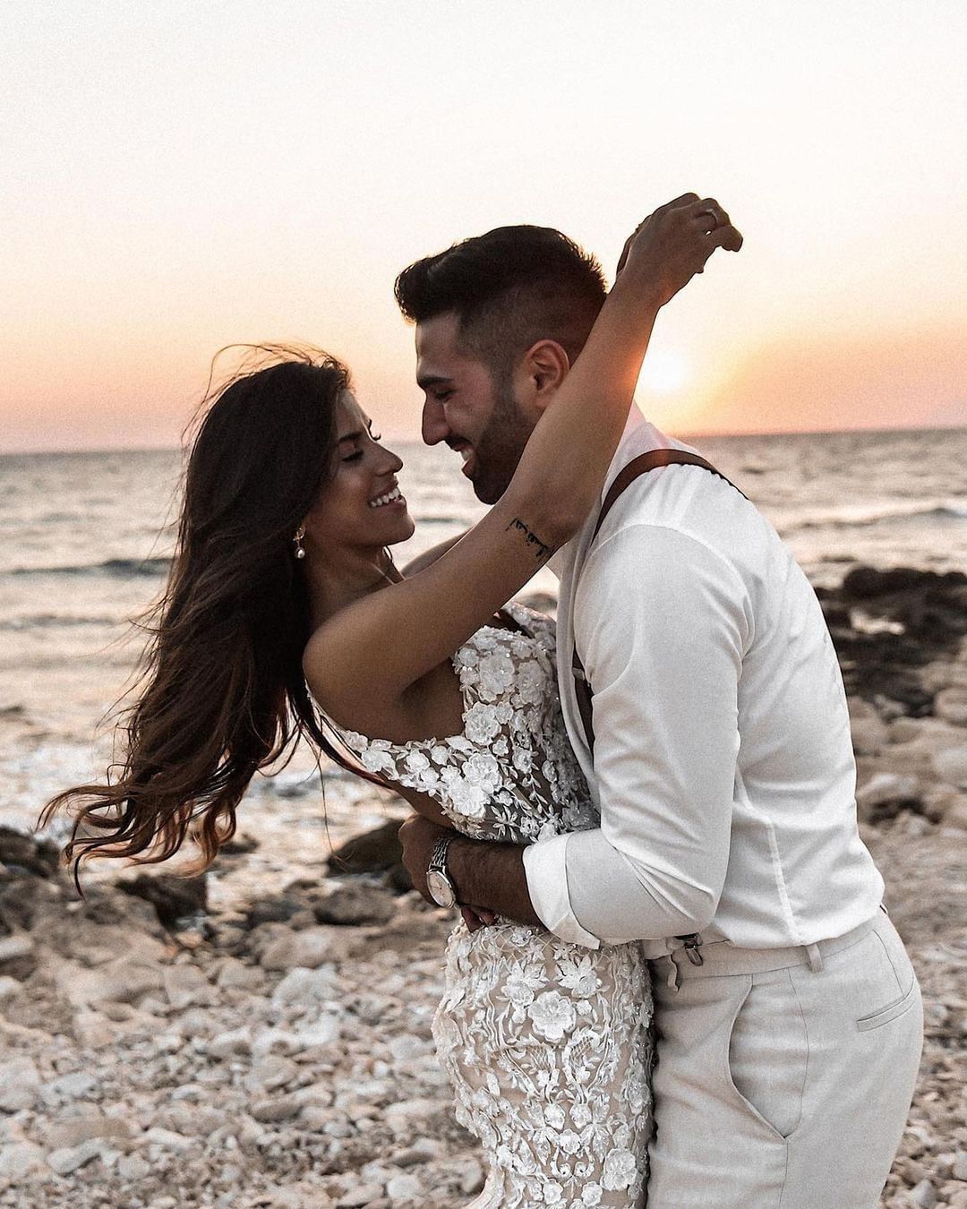 V-Neck Sleeveless Mermaid Wedding Dress With Appliques Bridal Gown - Fashionpara