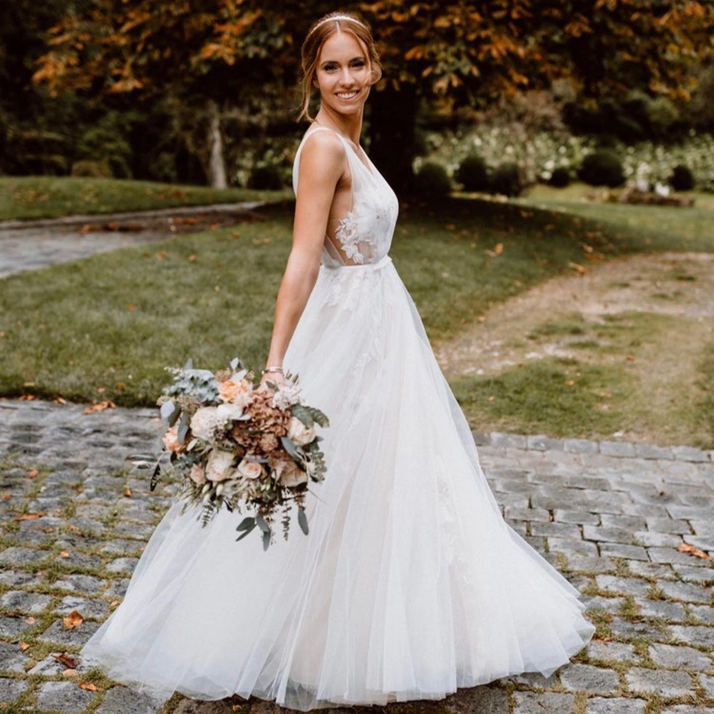 V-Neck Tulle Wedding Dress Appliques Sleeveless - Fashionpara