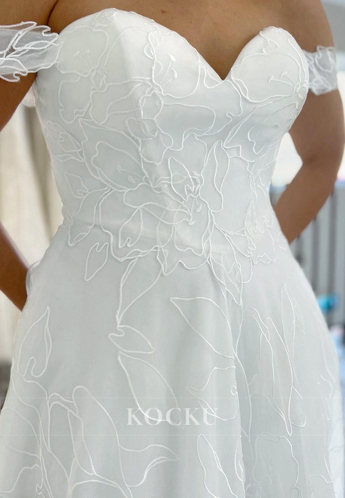 Elegant Off - Shoulder Tulle Ball Gown Wedding Dress with Floral Embroidery