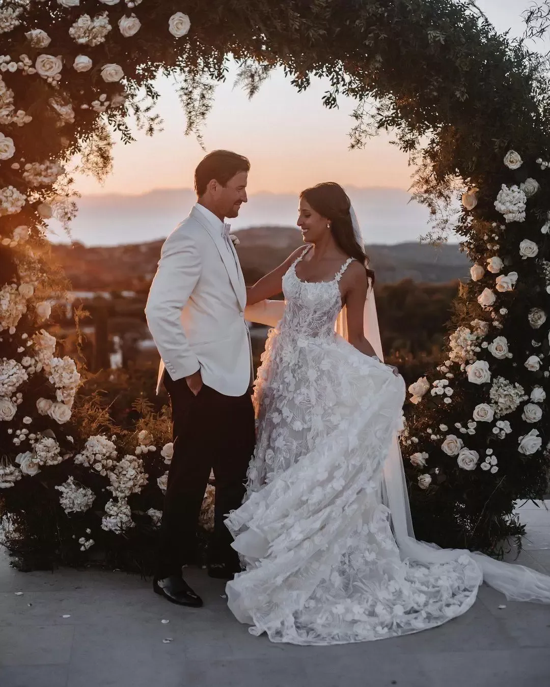 3D Flowers Appliques Long Wedding Dress Princess Bridal Gown