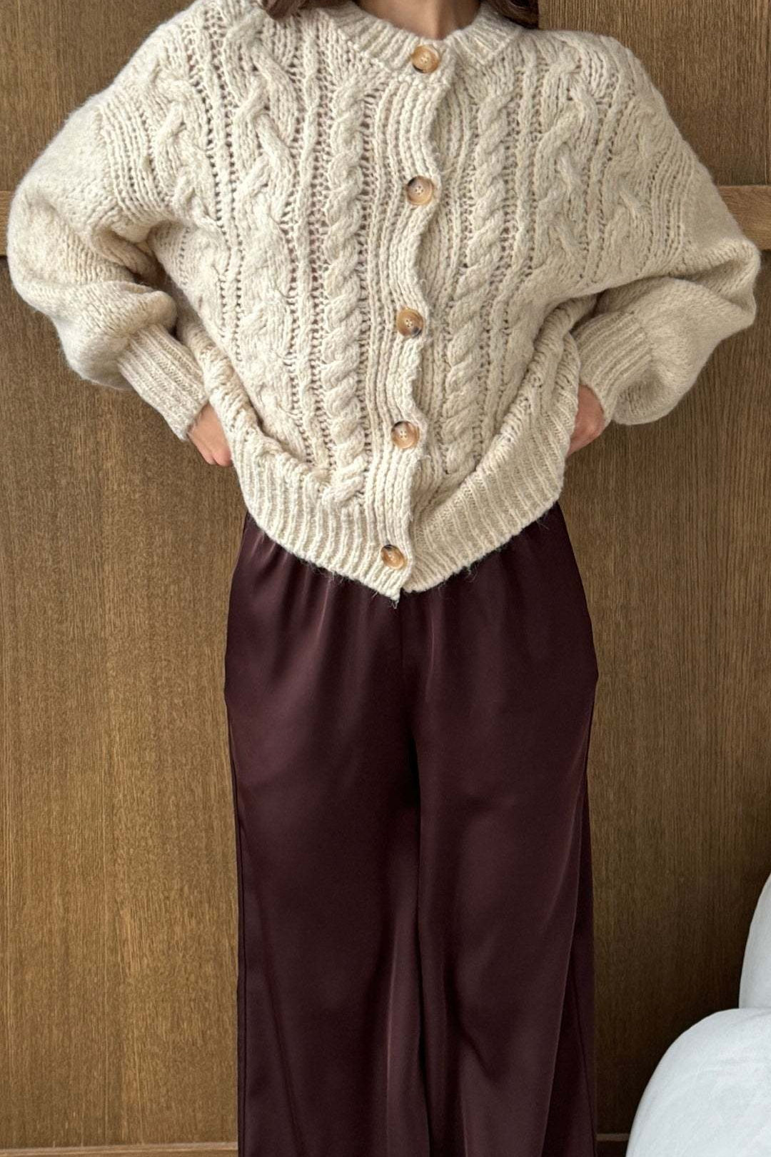 Classic Vintage Cable Knit Crewneck Sweater for All Seasons