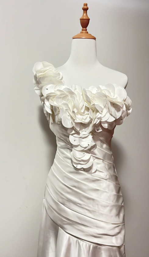 Vintage White Mermaid One-Shoulder Neckline Petal Pleated Satin Long Prom Dress Evening Dress P4112