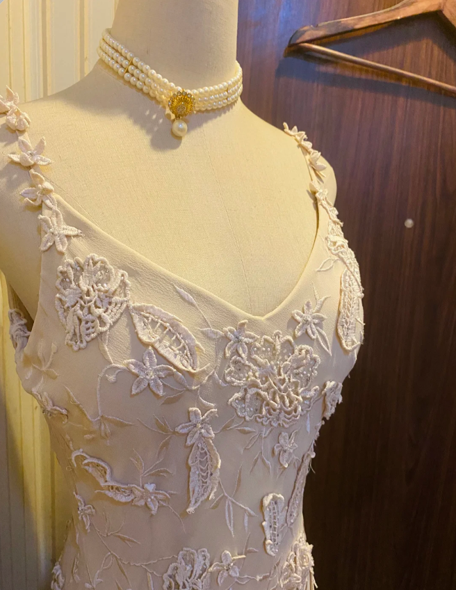 Elegant Ivory Deep V Halter-neck Irregular Lace Prom Dress Evening Dress P4178