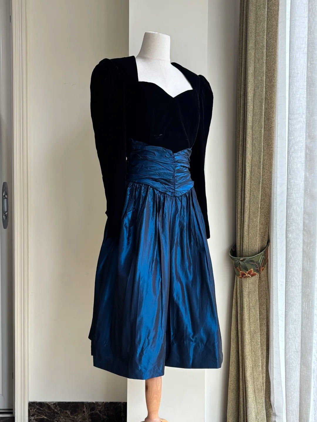 Vintage Black And Blue A-line Long-sleeved Velvet And Satin Prom Dress Evening Dress P4187