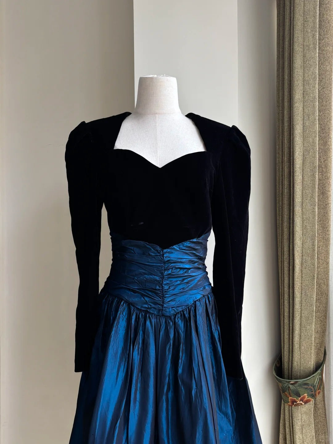 Vintage Black And Blue A-line Long-sleeved Velvet And Satin Prom Dress Evening Dress P4187