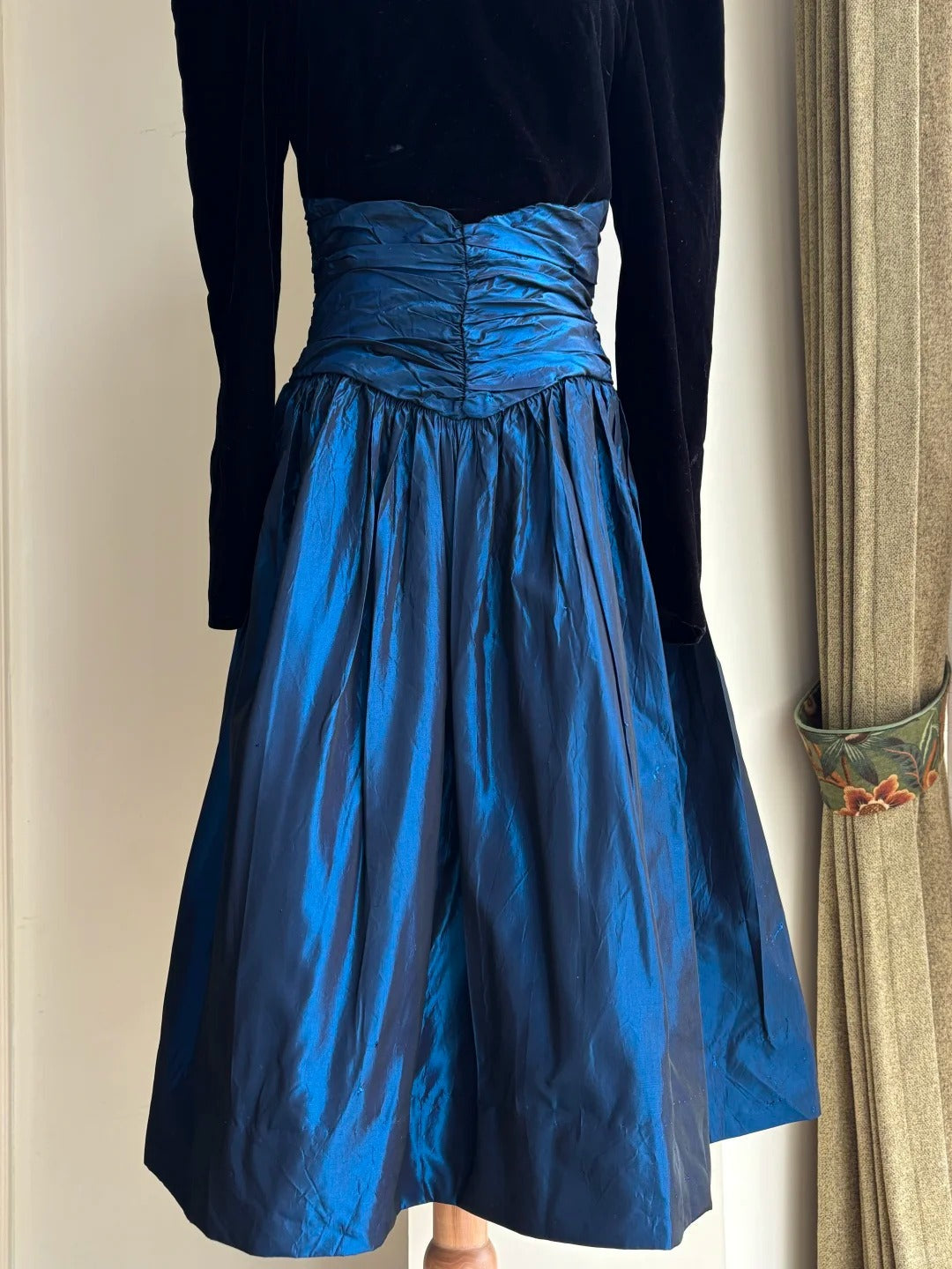 Vintage Black And Blue A-line Long-sleeved Velvet And Satin Prom Dress Evening Dress P4187