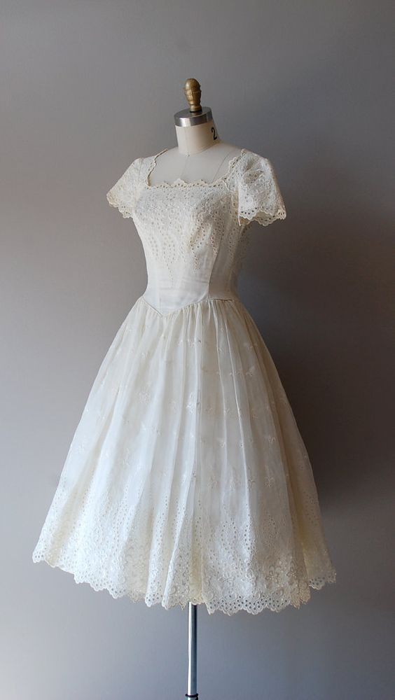 Vintage A-Line Short Lace Tea Length Wedding Dress Chic Midi Bridal Gown with Sleeve