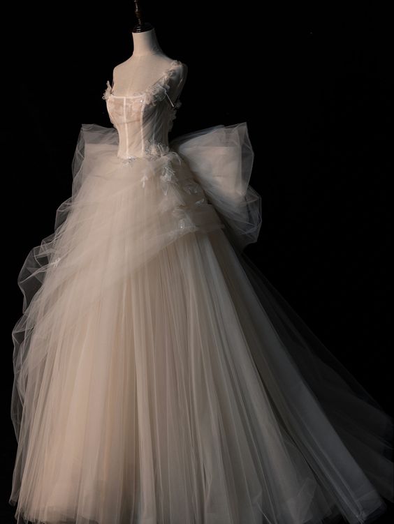 Charming A Line Elegant Ball Gown Straps Long Tulle Wedding Dresses