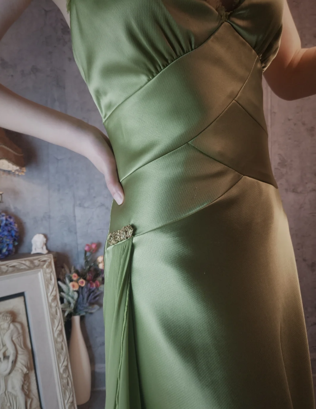 Vintage Elegant Green Deep V-neck Satin Prom Dress Evening Dress P4317