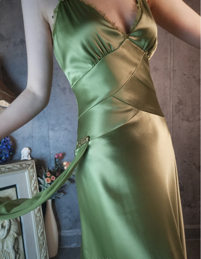 Vintage Elegant Green Deep V-neck Satin Prom Dress Evening Dress P4317