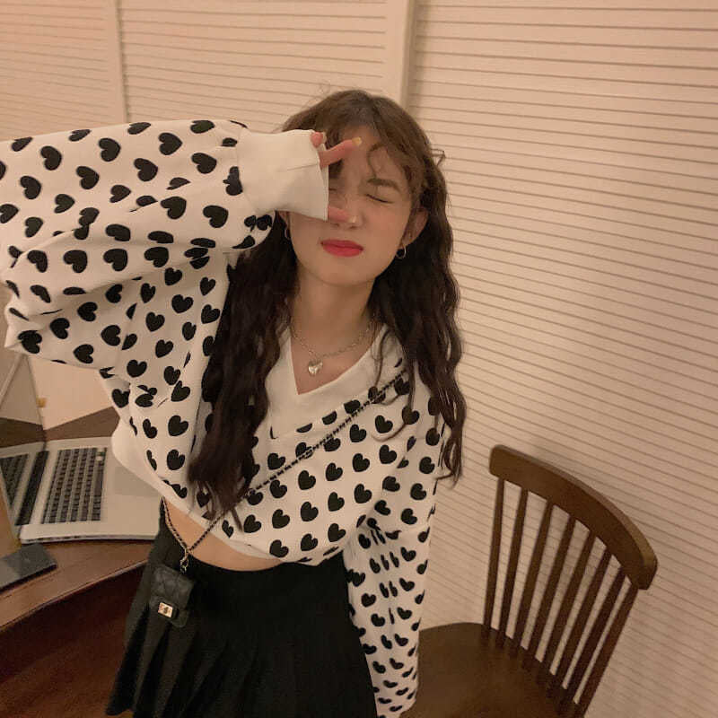 KittenAlarm - V-Neck Heart Pattern Cropped Sweater