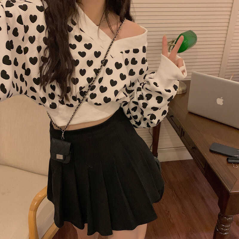 KittenAlarm - V-Neck Heart Pattern Cropped Sweater