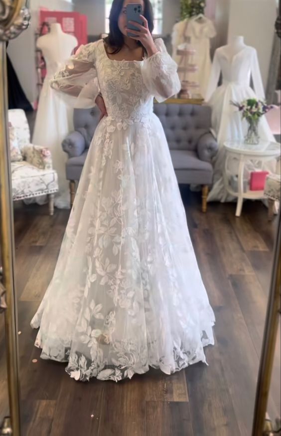 Modest Wedding Dress Long Sleeve Lace Applique Classic A-Line Wedding Dress