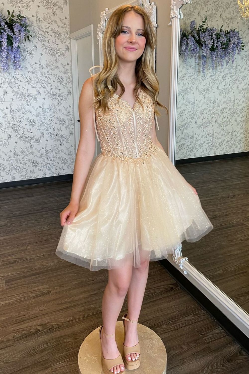 Chic A-Line V-Nwck Short Homecoming Dress With Appliques - Fashionpara