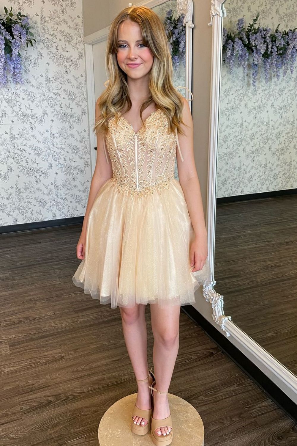 Chic A-Line V-Nwck Short Homecoming Dress With Appliques - Fashionpara