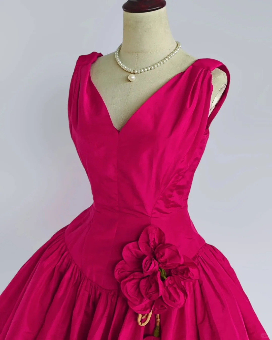 Vintage Hot Pink Satin A Line Graduation Homecoming Dress V Neck Short Party Dress With Flowers S581