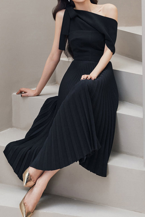 Asymmetric Pleated One-Shoulder A-Line Maxi Dress
