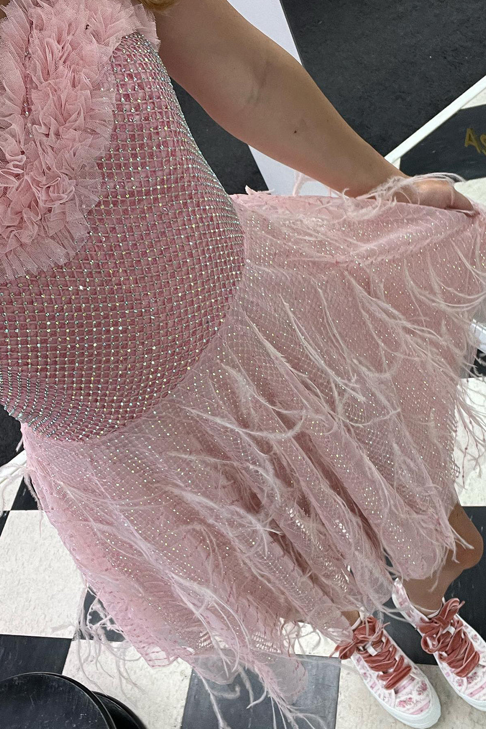 Wynne Sweetheart Pink Grid-Pattern Short Homecoming Dress with Feathers - Fashionpara