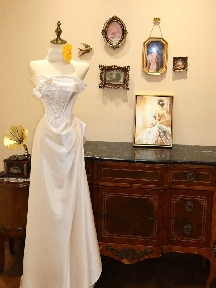 Vintage Strapless White Satin Long Prom Dress Formal Wedding Guest Dress With Flowers D1076