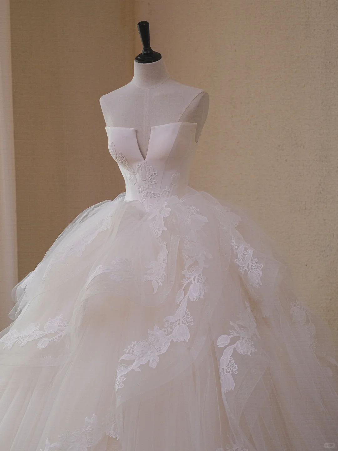 Classy Strapless White Tulle Lace Appliques Long Wedding Dress Formal Bridal Dress S910