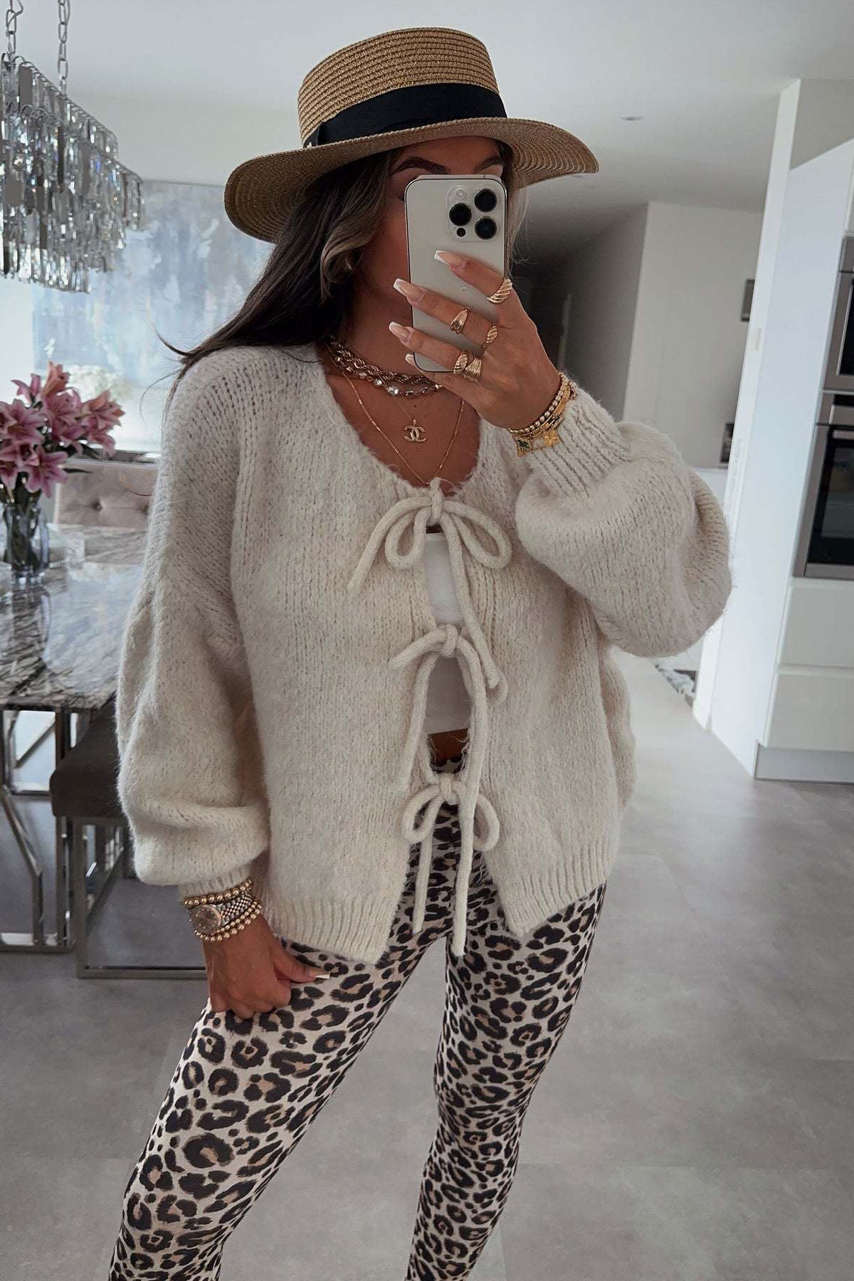 Cropped Knitted Cardigan with Crew Neck for Stylish Comfort