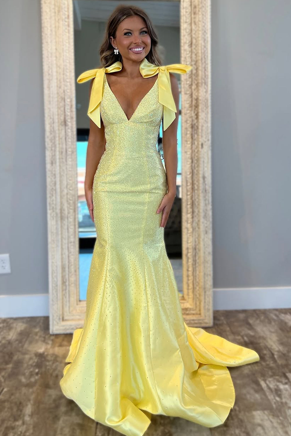 Stunning Yellow Mermaid V-Neck Long Beaded Prom Dress With Bowknot