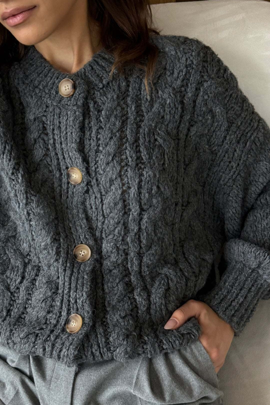 Classic Vintage Cable Knit Crewneck Sweater for All Seasons