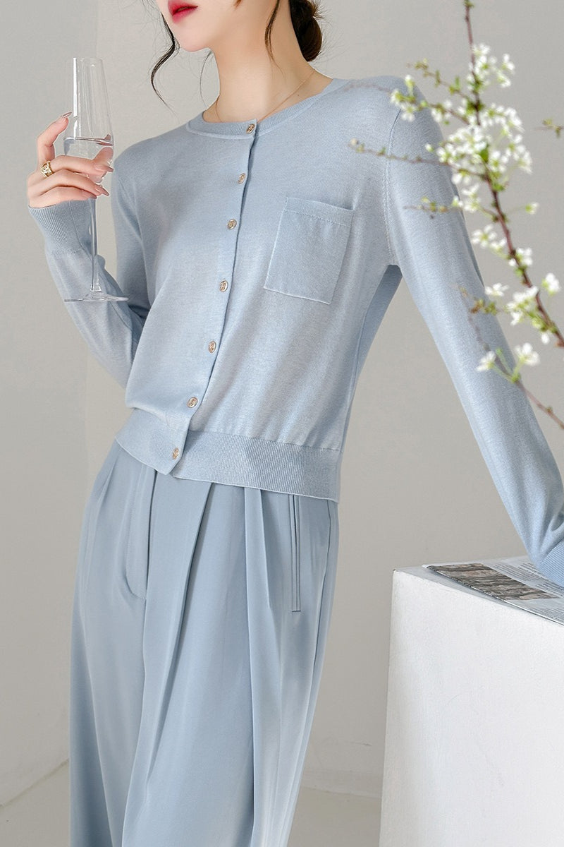 Elegant Crew-Neck Knit Cardigan with Stylish Pocket Design