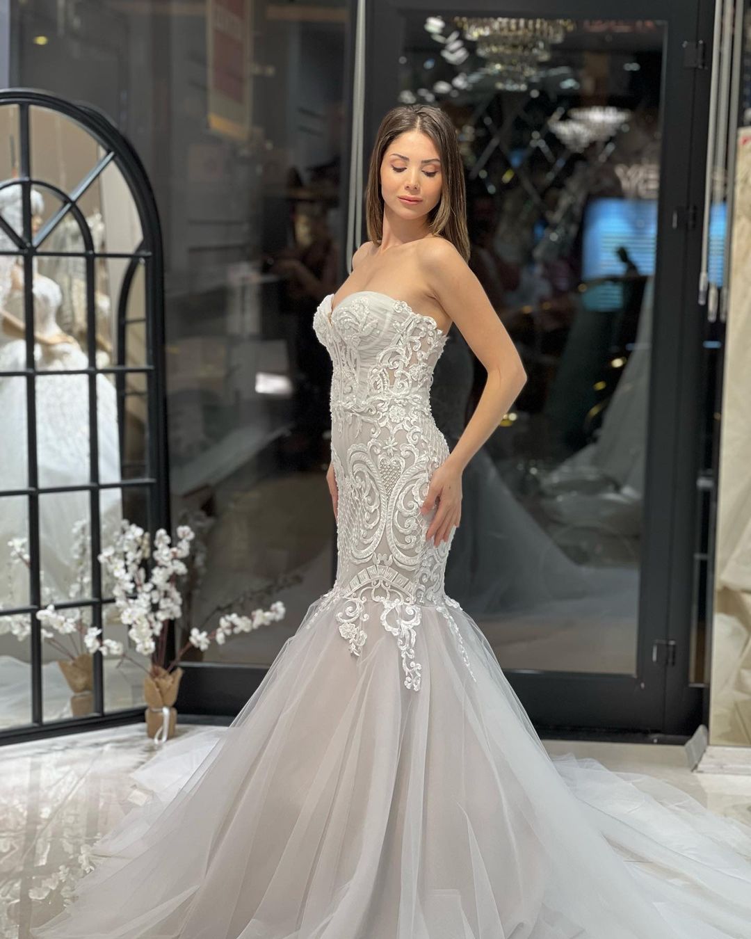 Elegant Floor-Length Sweetheart Sleeveless Mermaid Lace Wedding Dress with Appliques - Fashionpara