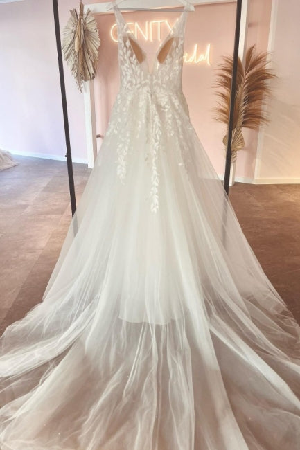 Sophisticated Sweetheart V-Neck Sleeveless A-Line Lace Wedding Dress - Fashionpara