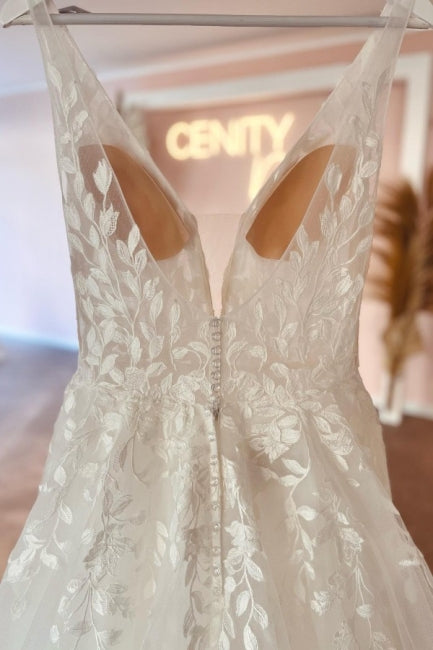 Sophisticated Sweetheart V-Neck Sleeveless A-Line Lace Wedding Dress - Fashionpara