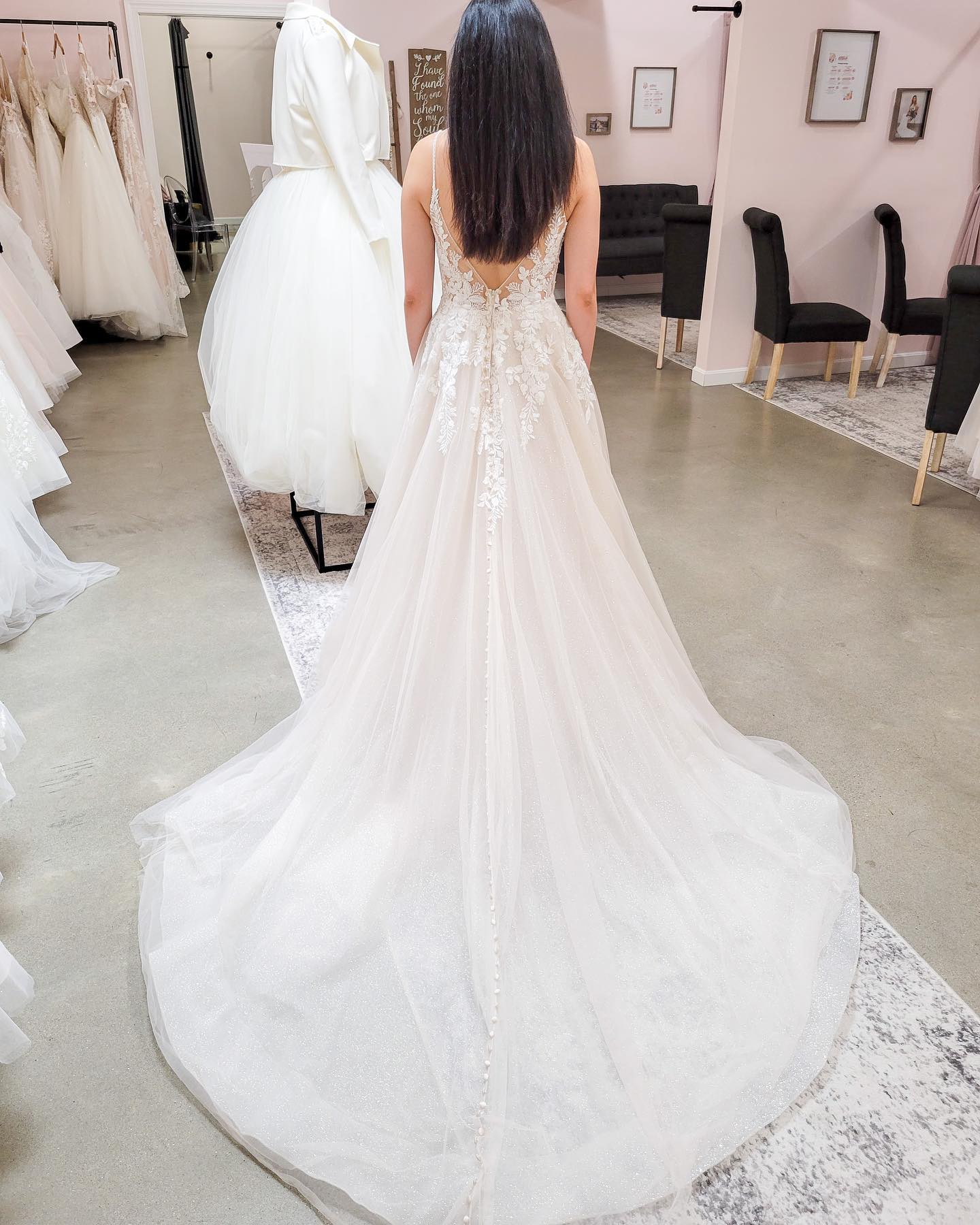 Elegant V-Neck Sleeveless Wedding Dresses Tulle With Appliques - Fashionpara