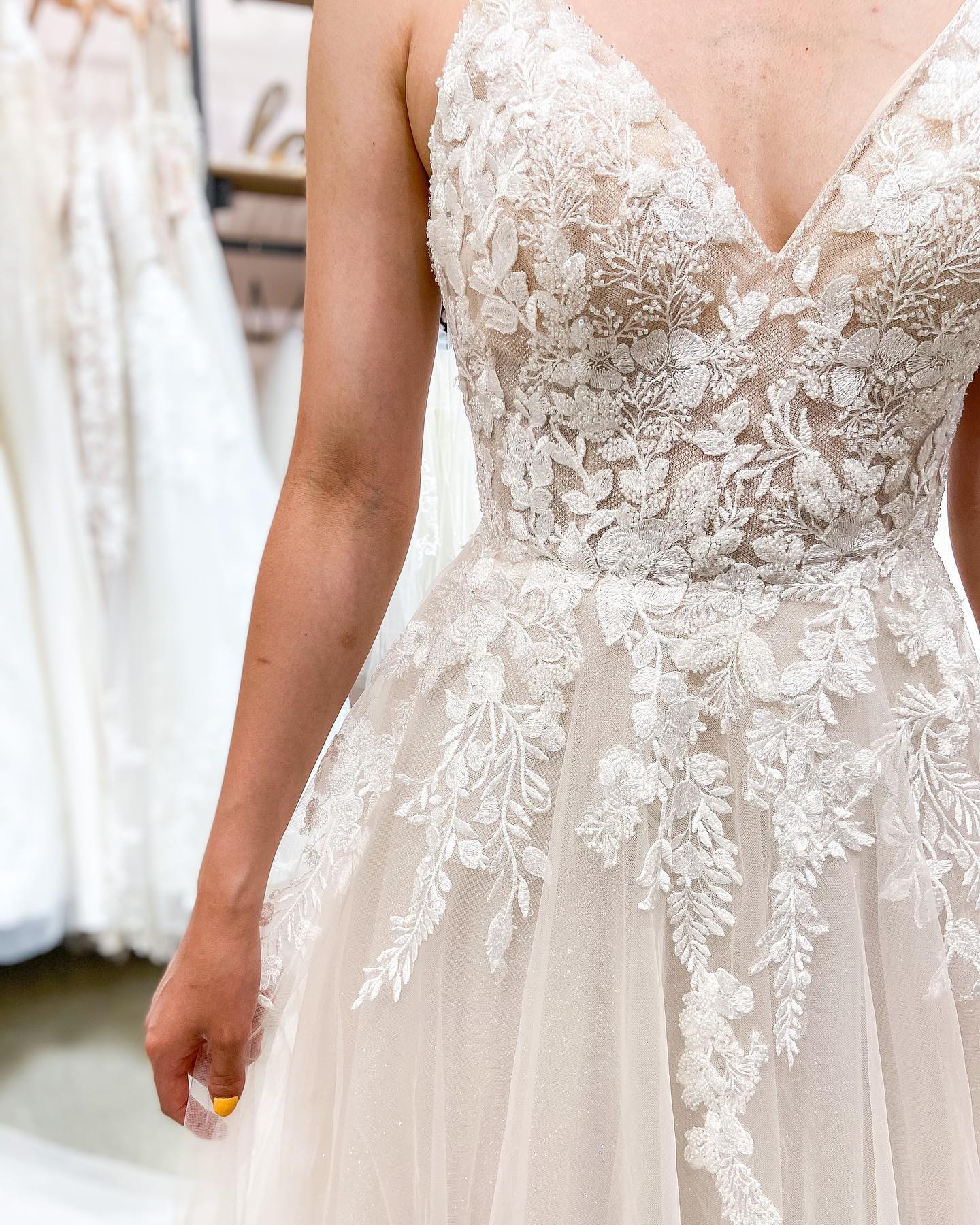 Elegant V-Neck Sleeveless Wedding Dresses Tulle With Appliques - Fashionpara