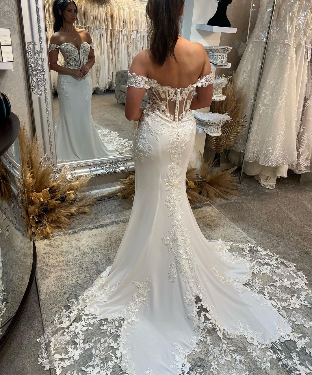 Chic Floor Length Sweetheart Sleeveless Off-The-Shoulder Mermaid Lace Wedding Dress - Fashionpara