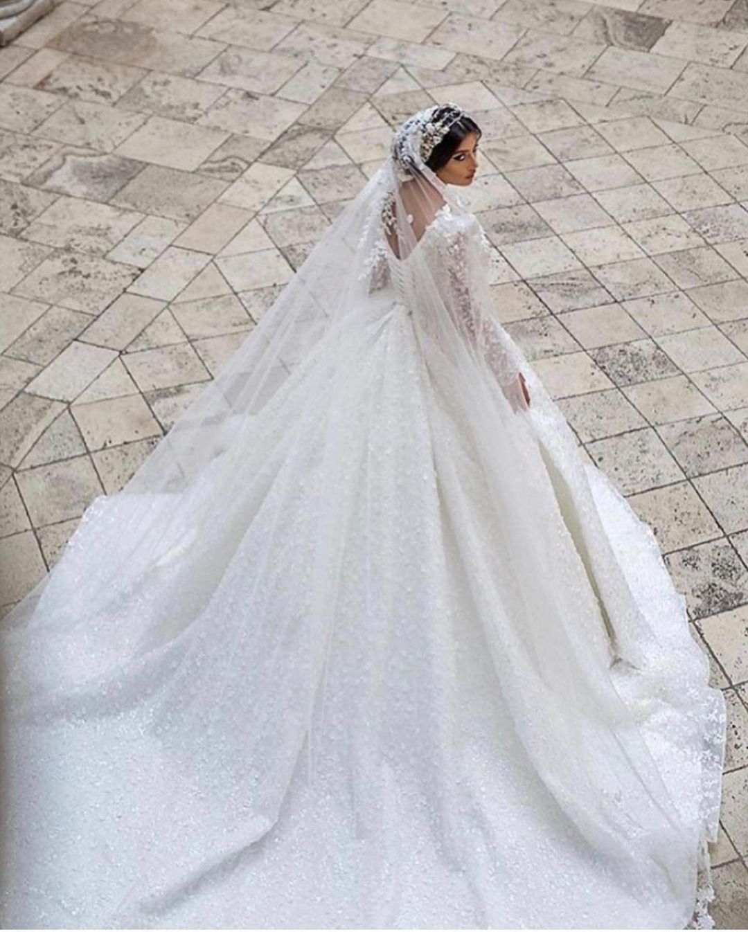 Long Sleeves Ball Gown Wedding Dress Appliques V-Neck Bridal Gown - Fashionpara