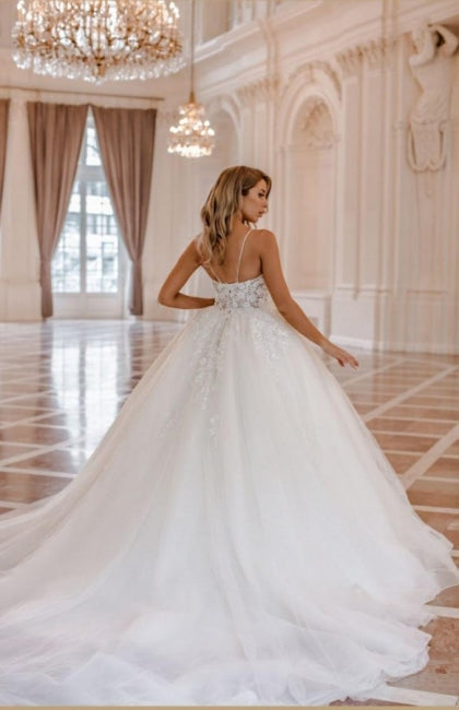 Luxury Spaghetti Strap Sleeveless Ball Gown with Lace for Weddings - Fashionpara