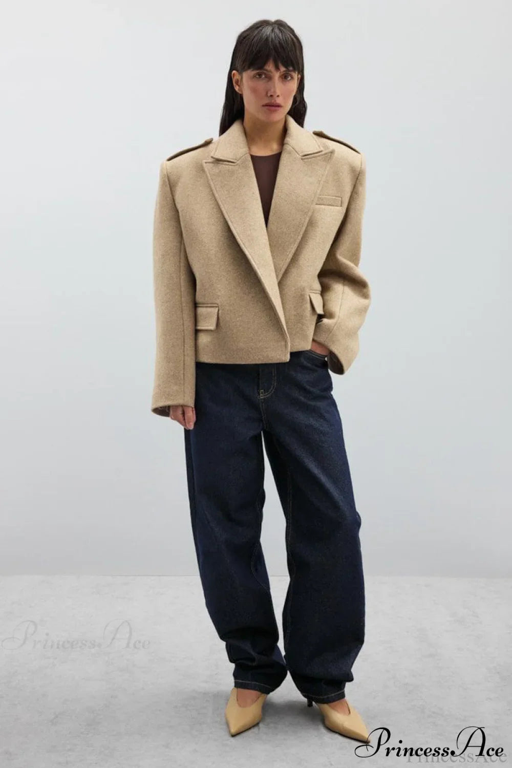 Sophisticated Peak Lapel Wool Blazer for Effortless Style