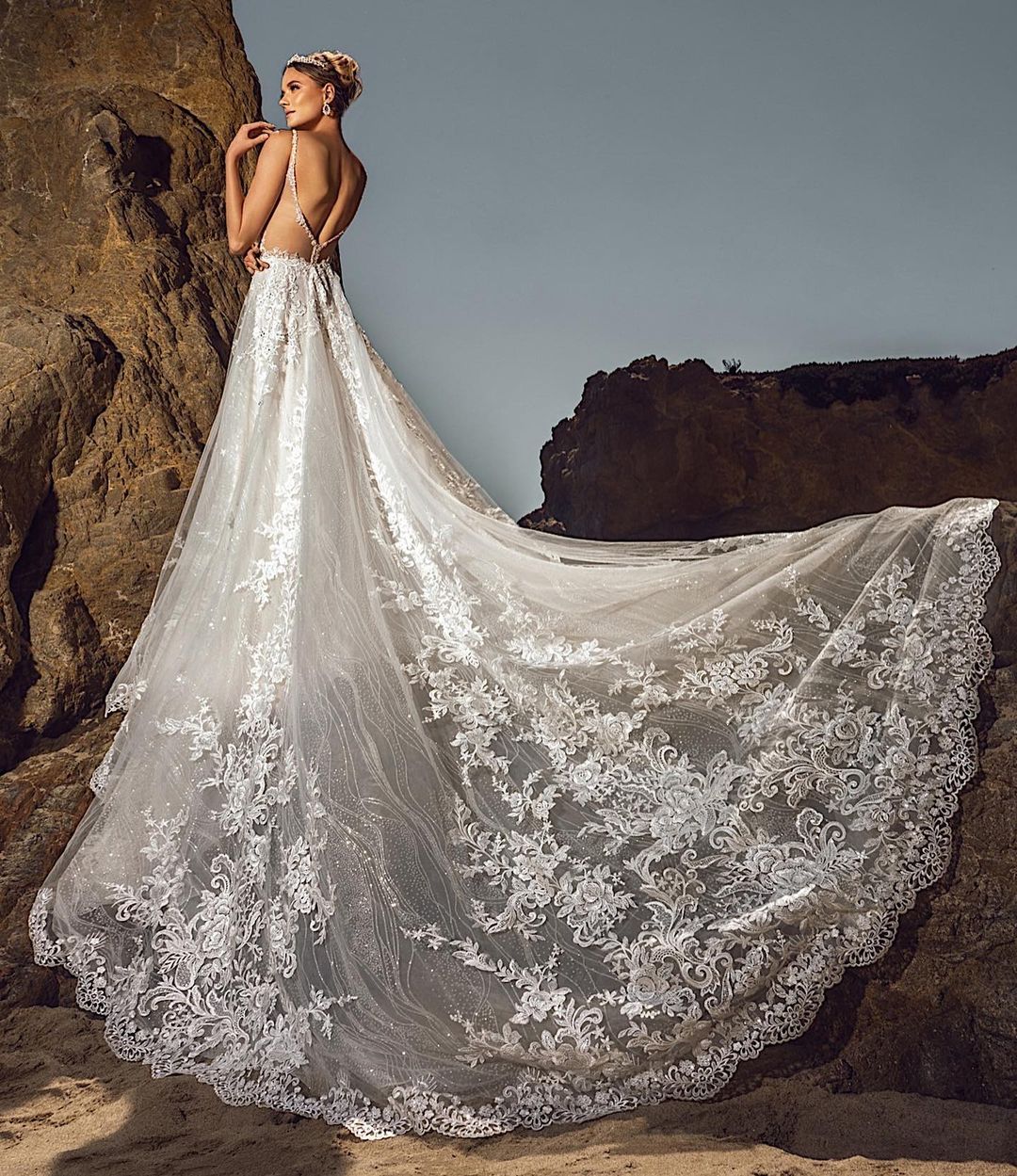 Sleeveless V-Neck Wedding Dress Lace Open Back - Fashionpara