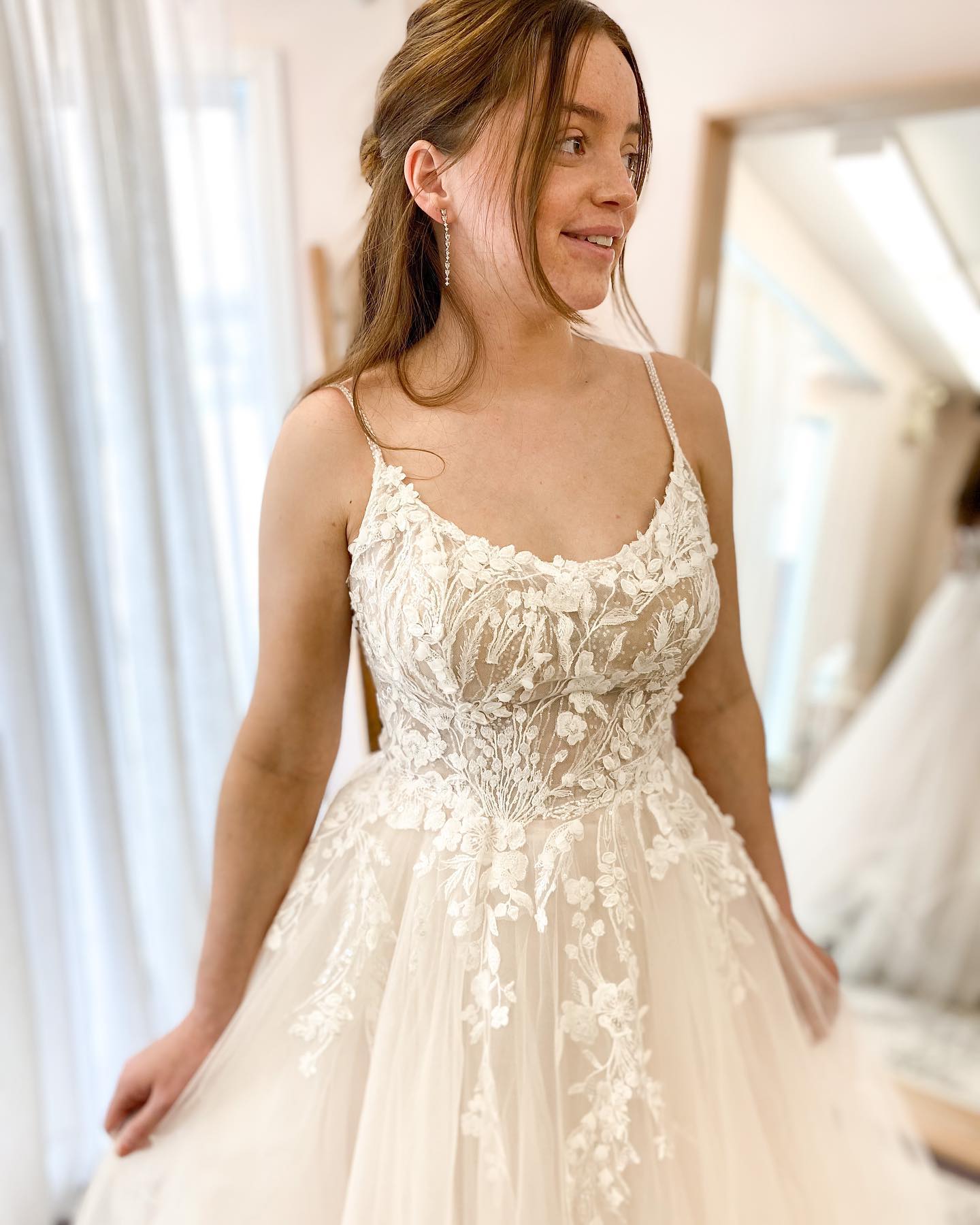 Spaghetti-Straps Lace Wedding Dress Sleeveless Tulle - Fashionpara