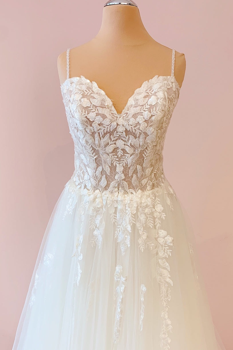 Spaghetti-Straps V-Neck Tulle Wedding Dress With Lace Appliques - Fashionpara